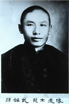 O䣨18891932|ˣ1916ꅢӑԬ܊1919ľ|܊܊ʮȺL(zhng)BL(zhng)I(yng)L(zhng)1924βhL(zhng)ֱ`ӱRᡢRwh˾У\L(zhng)ط׈F(tun)F(tun)1931һ׃󣬌OeO(dng)Tl(xing)He쿹գձߡ19321£||Ѫ˾ȇ(gu)܊Ѹٰl(f)չһǧˣƌOͬ־鿂˾ͬ꣬Oͬ־hɽ201491գĵһ300ӢҺӢȺw䛡