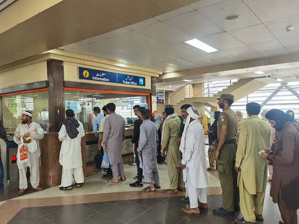 當(dāng)?shù)孛癖娫诶蠣柍染€地鐵里排隊購票。（人民網(wǎng)記者 石晶攝）