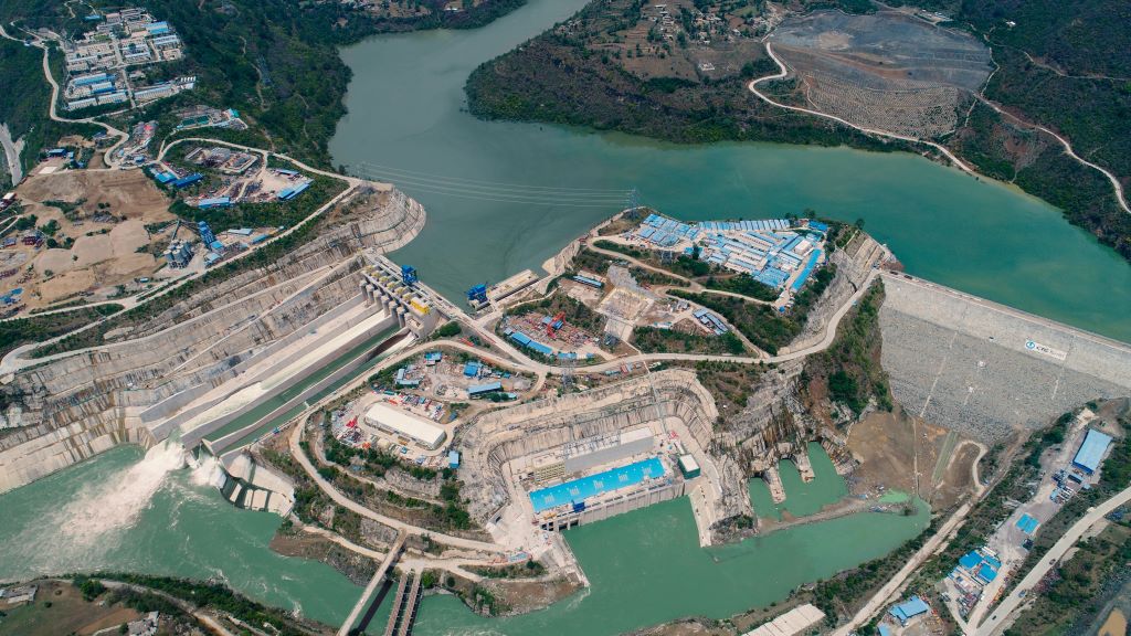 中巴經(jīng)濟(jì)走廊首個(gè)水電項(xiàng)目——巴基斯坦卡洛特水電站。(三峽集團(tuán)供圖)