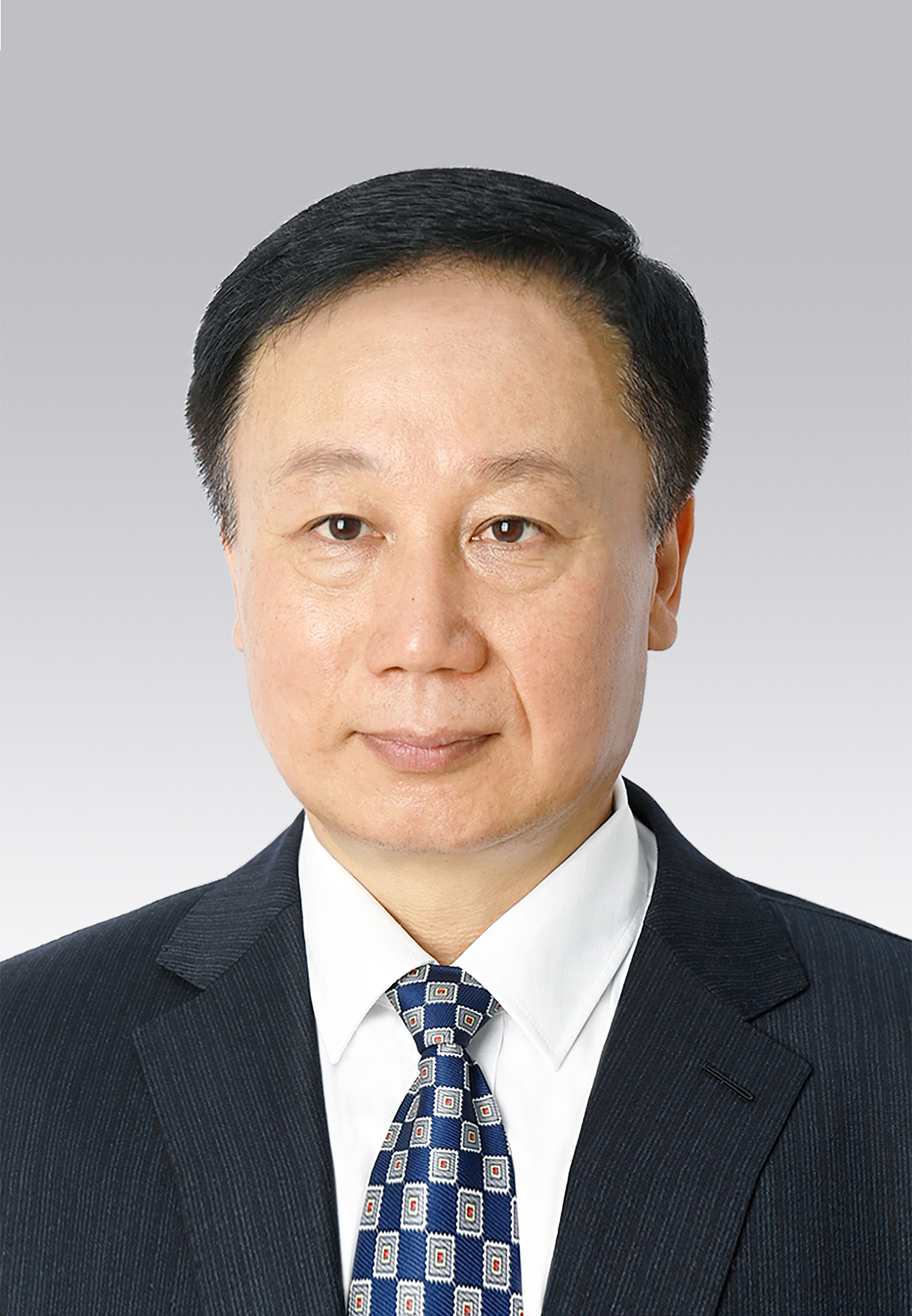 馬宏偉，男，滿族，1969年4月生，研究生學歷，中共黨員，現任人民日報社副總編輯。